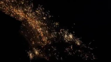 Dökümcüdeki yüksek sıcaklıktaki erimiş demir her yerde kıvılcım saçıyor..