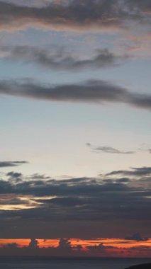 Zaman atlamalı fotoğrafçılık, denizdeki renkli günbatımı hızlı, dikey ekran