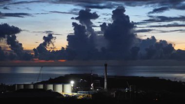Akşam günbatımından sonra, denizdeki renkli bulutlar gökyüzünü kapladı. Denizde gün batımı sahnesi. Denizde gün doğumu manzarası.