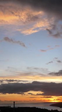 Zaman atlamalı fotoğrafçılık, denizdeki renkli günbatımı hızlı, dikey ekran