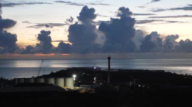 Akşam günbatımından sonra, denizdeki renkli bulutlar gökyüzünü kapladı. Denizde gün batımı sahnesi. Denizde gün doğumu manzarası.