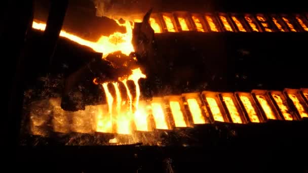 Det smälta högtemperaturjärnet i smältverket gnistrar under gjutjärnsprocessen. — Stockvideo