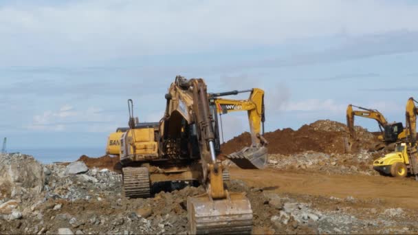 Caricatore escavatore in cantiere, minerale minerario in miniera — Video Stock