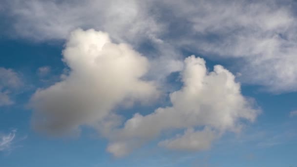 Fotografía de lapso de tiempo, nubes blancas flotando en el cielo azul — Vídeos de Stock