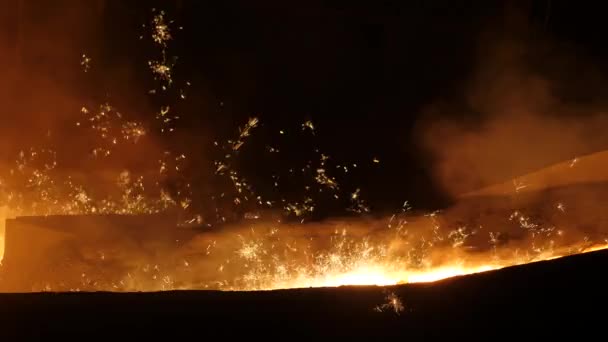 製錬所の高温溶融鉄はどこでも火花を散らします. — ストック動画