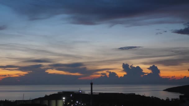 저녁때해 가진 후에, 바다에 떠 있는 화려 한 구름 이하늘을 뒤덮었습니다. 바다에서의 일몰 장면. 바다에서의 일출 광경. — 비디오