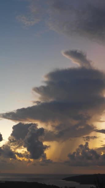 Time-lapse φωτογραφία, το πολύχρωμο ηλιοβασίλεμα στη θάλασσα κινείται γρήγορα, κάθετη οθόνη — Αρχείο Βίντεο