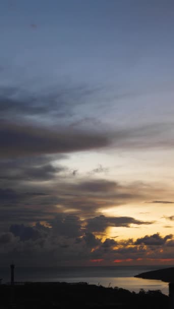 Fotografia de lapso de tempo, o pôr do sol colorido no mar está se movendo rápido, tela vertical — Vídeo de Stock