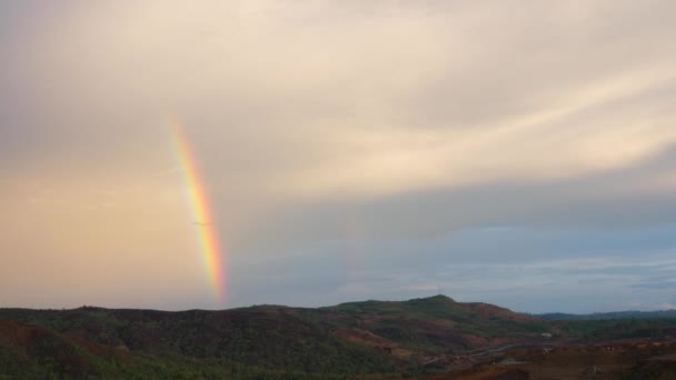 Time-lapse fotografia, arcobaleno appeso nel cielo la sera — Video Stock