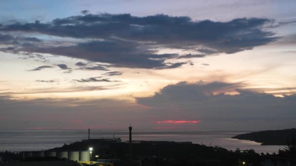Este naplemente után a tenger színes felhői beborították az eget. Naplemente a tengeren. Napkelte a tengeren. — Stock videók