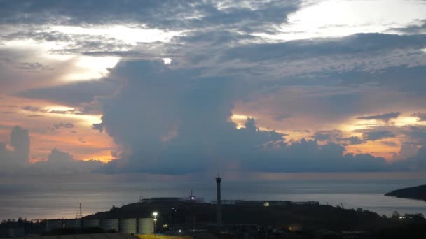 Este naplemente után a tenger színes felhői beborították az eget. Naplemente a tengeren. Napkelte a tengeren. — Stock videók