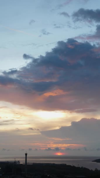 Fotografia de lapso de tempo, o pôr do sol colorido no mar está se movendo rápido, tela vertical — Vídeo de Stock