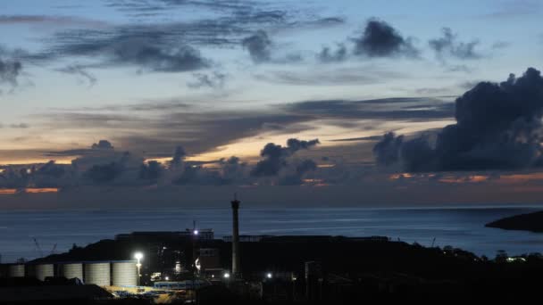 Na zonsondergang in de avond, de kleurrijke wolken op de zee bedekt de hemel. Zonsondergang scène op zee. Scène van zonsopgang op zee. — Stockvideo