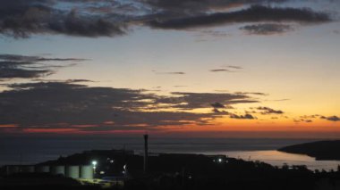 Akşam günbatımından sonra, denizdeki renkli bulutlar gökyüzünü kapladı. Denizde gün batımı sahnesi. Denizde gün doğumu manzarası.