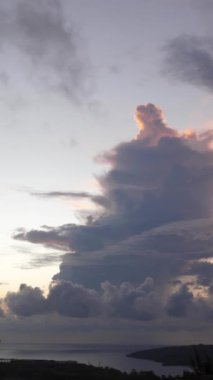 Zaman atlamalı fotoğrafçılık, denizdeki renkli günbatımı hızlı, dikey ekran