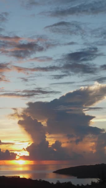 時間の経過写真は、海の上にカラフルな夕日が速く、垂直方向の画面に移動している — ストック動画