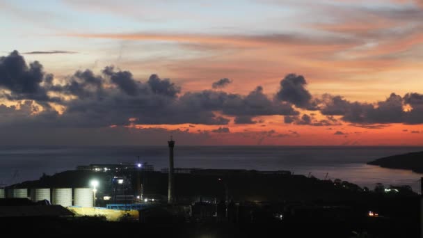 Al atardecer, las coloridas nubes del mar cubrían el cielo. Escena del atardecer en el mar. Escena del amanecer en el mar. — Vídeos de Stock