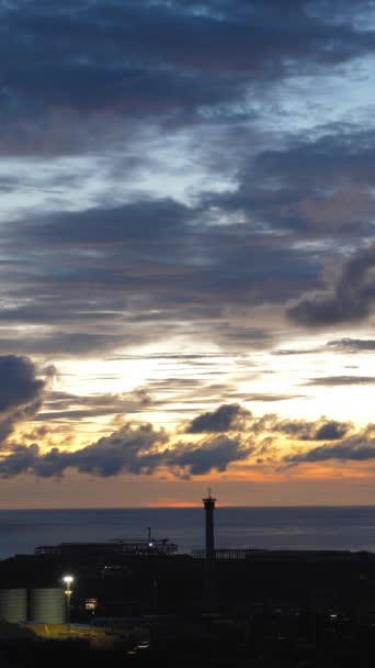 Time-lapse fotografia, il tramonto colorato sul mare si muove veloce, schermo verticale — Video Stock