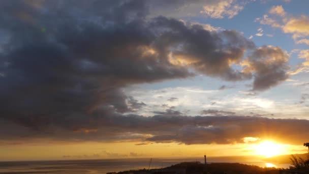 Al atardecer, las coloridas nubes del mar cubrían el cielo. Escena del atardecer en el mar. Escena del amanecer en el mar. — Vídeo de stock