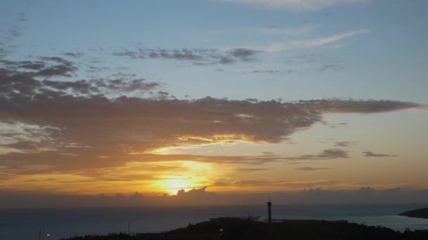 Al atardecer, las coloridas nubes del mar cubrían el cielo. Escena del atardecer en el mar. Escena del amanecer en el mar. — Vídeos de Stock