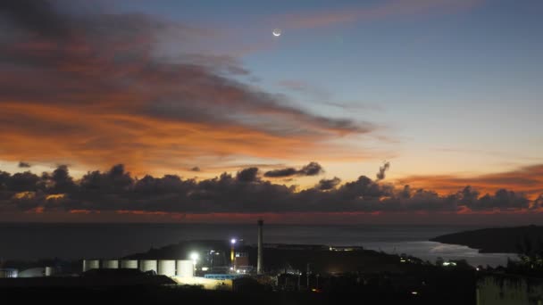 Akşam günbatımından sonra, denizdeki renkli bulutlar gökyüzünü kapladı. Denizde gün batımı sahnesi. Denizde gün doğumu manzarası. — Stok video