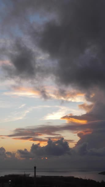 Time-lapse fotografia, il tramonto colorato sul mare si muove veloce, schermo verticale — Video Stock