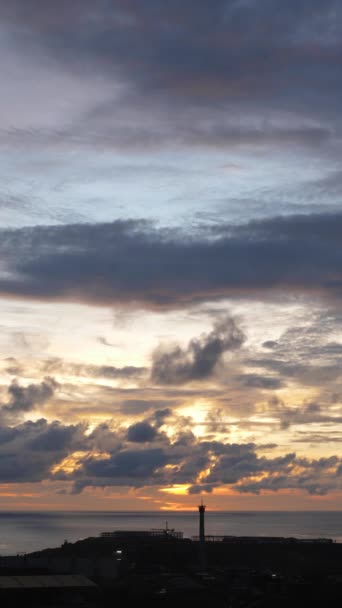 Zeitraffer-Fotografie, der farbenfrohe Sonnenuntergang am Meer bewegt sich schnell, vertikale Leinwand — Stockvideo