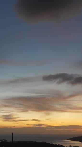 Time-lapse fotografia, il tramonto colorato sul mare si muove veloce, schermo verticale — Video Stock