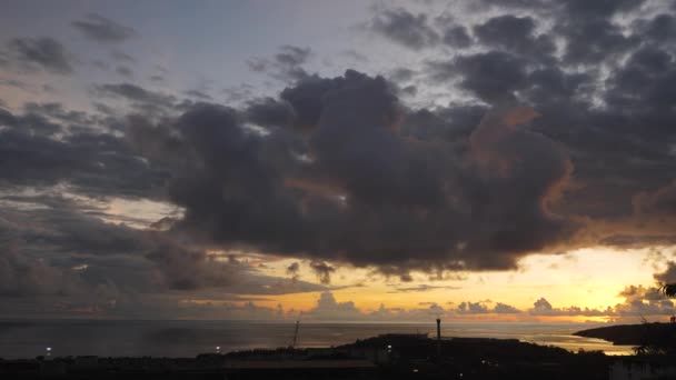 저녁때해 가진 후에, 바다에 떠 있는 화려 한 구름 이하늘을 뒤덮었습니다. 바다에서의 일몰 장면. 바다에서의 일출 광경. — 비디오