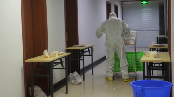 Durante l'epidemia di COVID-19 In Cina, i viaggiatori internazionali in quarantena 14 giorni in hotel.Hotel personale consegnare pasti a persone in quarantena — Video Stock