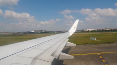  Uçak indikten sonra piste indiğinde, pencerenin manzarası...