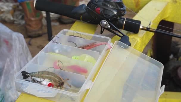 A man fishing on the coast.Prepare fishing equipment before fishing, tie fishing line and hang bait — Stock Video