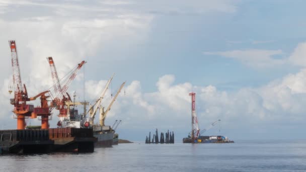 Grúa en la costa está ocupado trabajando — Vídeo de stock