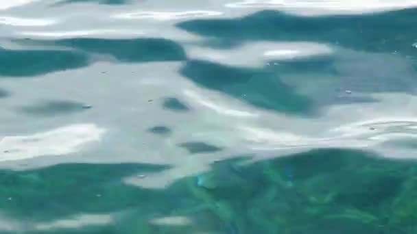 Malé vlny na klidném moři. Povrch moře je velmi hladký. Modrá průzračná vodní plocha. — Stock video