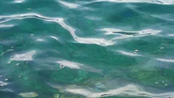 Pequenas ondas no mar calmo. A superfície do mar é muito lisa. Superfície de água clara azul. Vídeo De Stock Royalty-Free