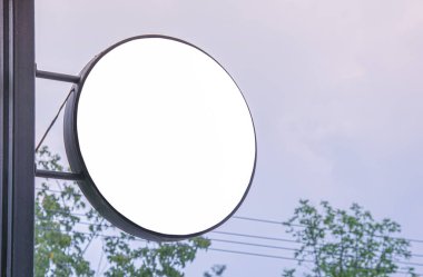 Mavi gökyüzünde beyaz ekranda reklam panosu ve reklam için reklam panosu.