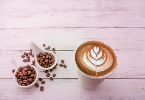 Cappuccino Quente Com Grãos Café Torrados Fundo Madeira Espaço Livre — Fotografia de Stock