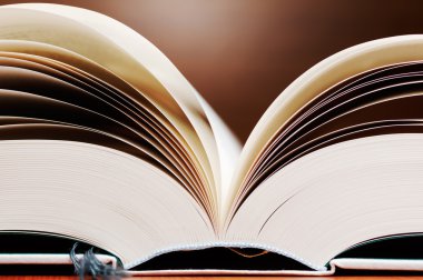 Büyük kitap sayfaları yakın çekim.