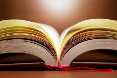 Açık kitap sayfalarını kapat.