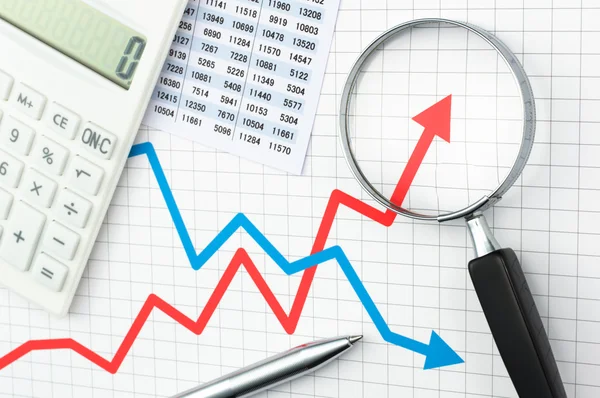 Gráfico de línea y lupa. Análisis de datos . —  Fotos de Stock