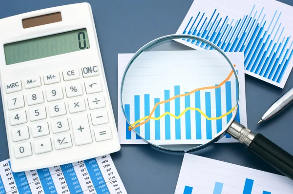 Gráfico de aspecto con lupa. Calcular y analizar d —  Fotos de Stock