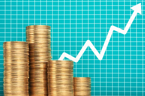 Pile of coins and upside growing arrow graph. Investment plannin — Stock Photo, Image