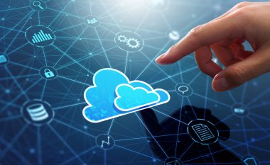 Bulut hesaplama ve SaaS teknolojisi. Uygulamalar arasında veri transferi. İş adamı ağ bağlantısında bulut simgesine dokunuyor.