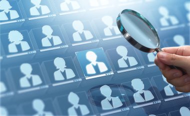 İşe alım ya da İnsan Kaynakları Yönetim Analiz Teknolojisi. Personel veritabanı. İşe alım ajansı yöneticisi çalışan simgelerini büyütüyor.