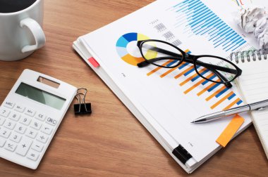 Belgeleri ve veri analizi. Ahşap masa.