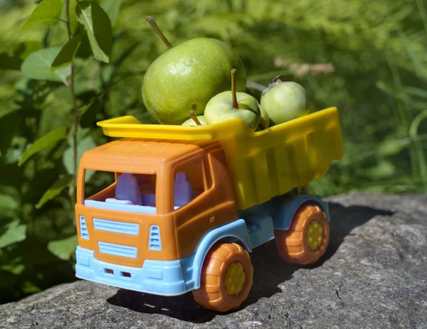 Lastbil med äpplen — Stockfoto