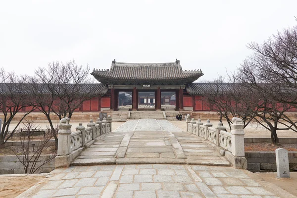 Myeongjeongmun gate och Okcheongyo bro — Stockfoto