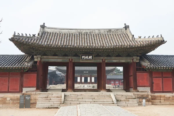 Myeongjeongmun, das Haupttor in changgyeonggung — Stockfoto