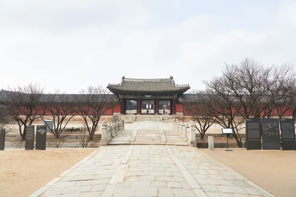 Puerta Myeongjeongmun y puente Okcheongyo — Foto de Stock