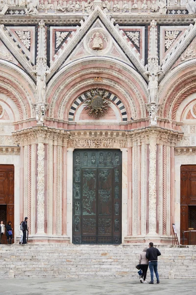 Front doors of Duomo di Siena — Stock Photo, Image